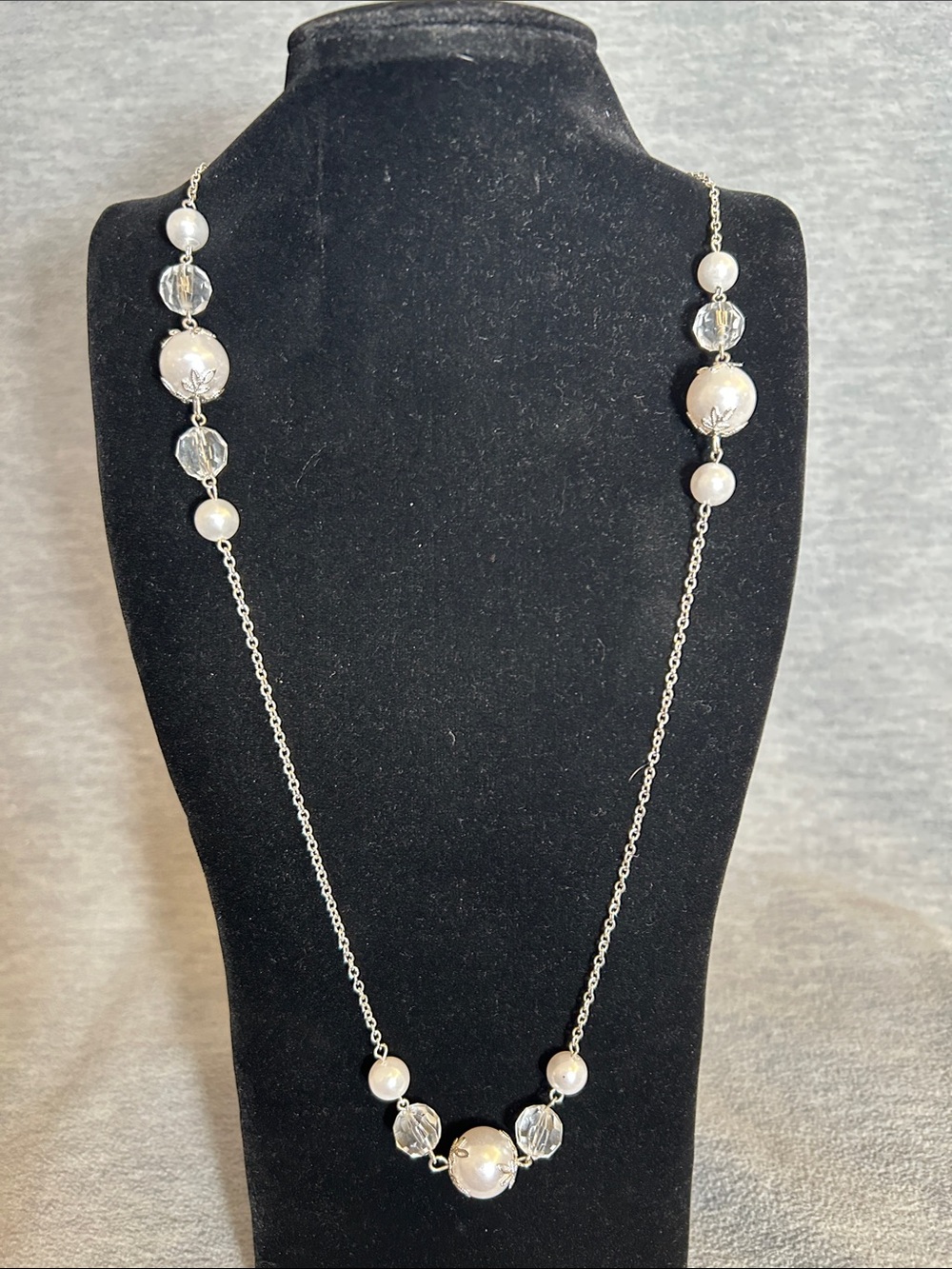Faux Pearl and Crystal Silver Tone Classic Fashion Necklace New Without Tags
